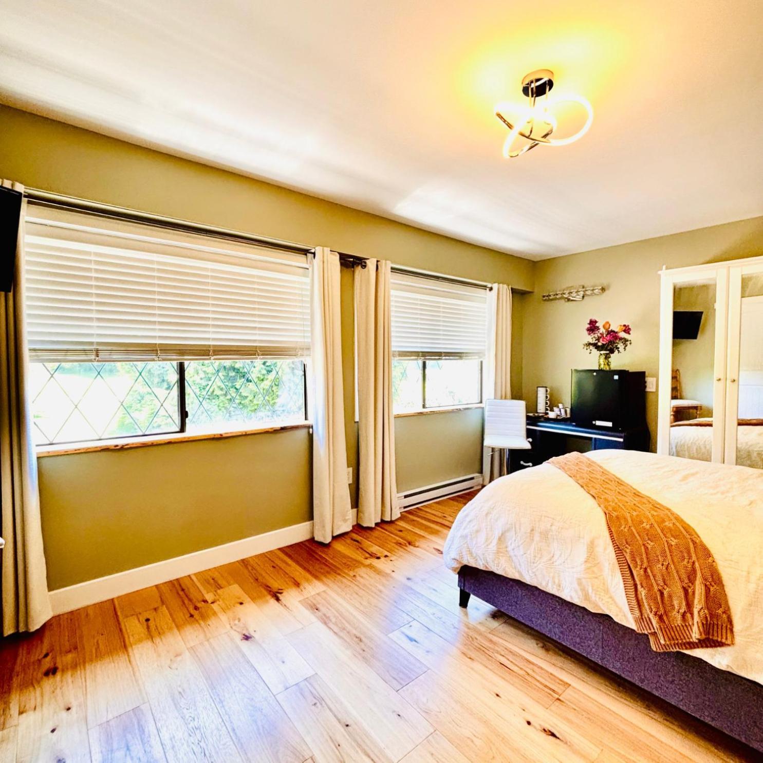 Oceanside Manor - Golf Course View Bed & Breakfast Qualicum Beach Exterior photo